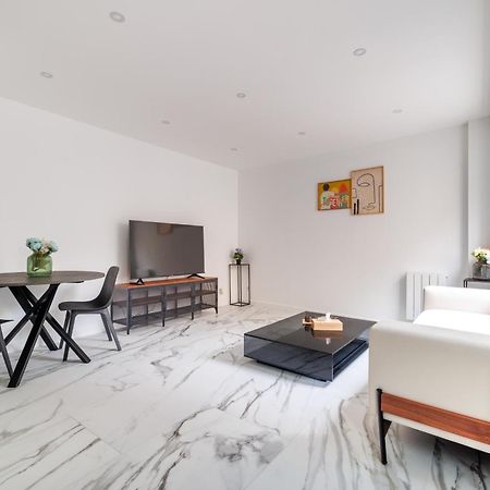 Spacious Flat For 4 People #1 アニエール エクステリア 写真