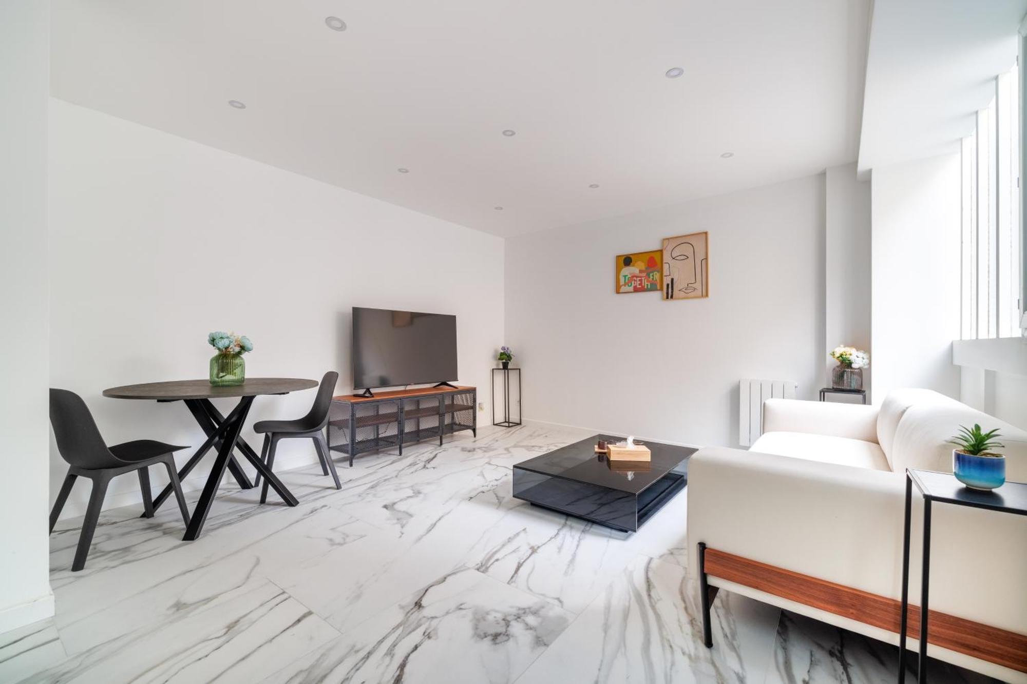 Spacious Flat For 4 People #1 アニエール エクステリア 写真