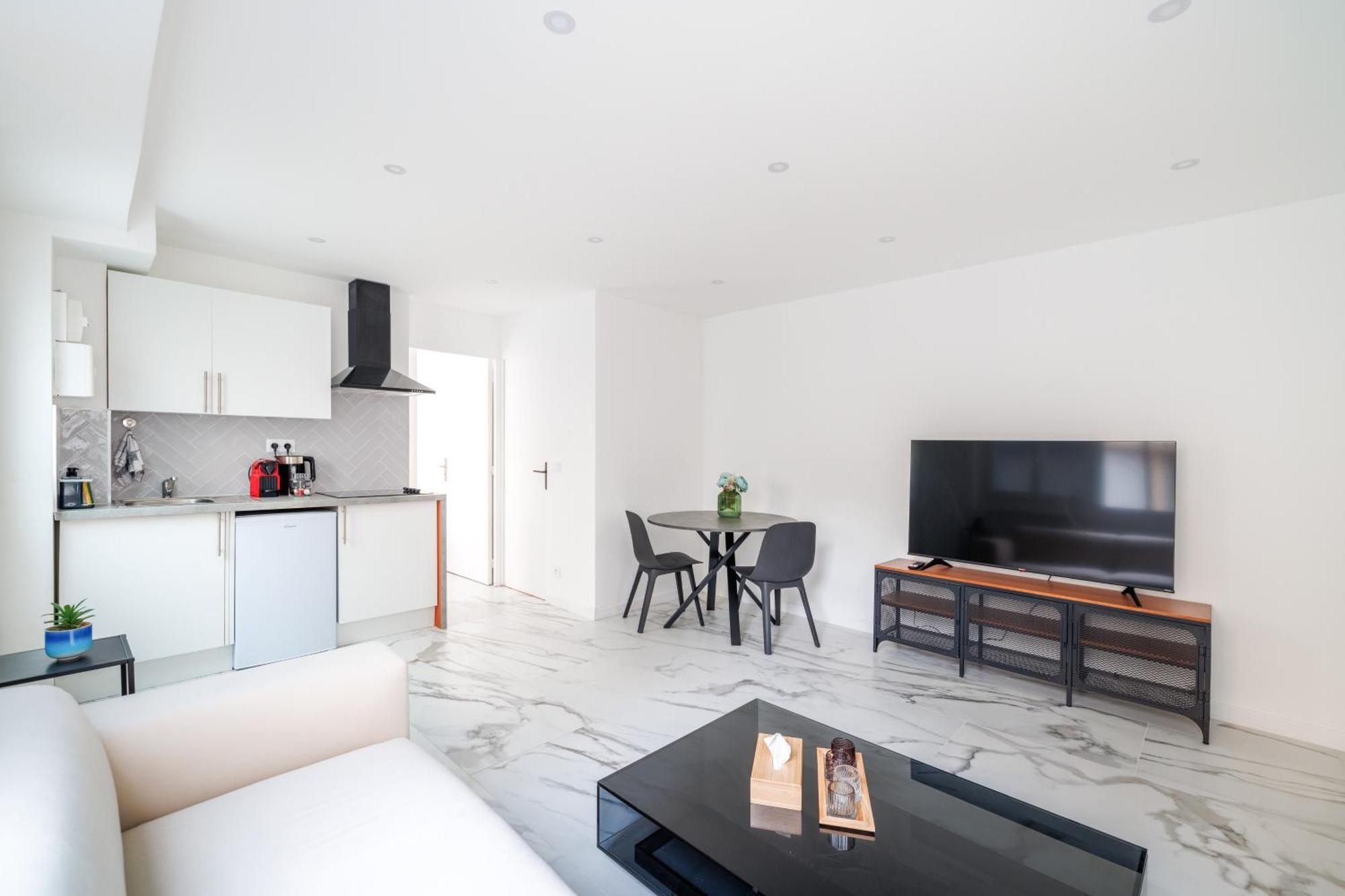 Spacious Flat For 4 People #1 アニエール エクステリア 写真