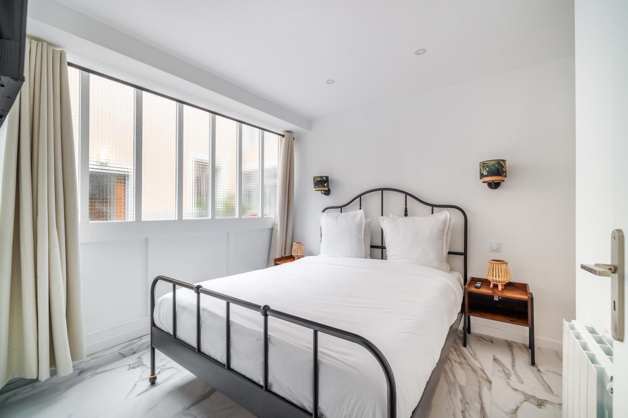 Spacious Flat For 4 People #1 アニエール エクステリア 写真